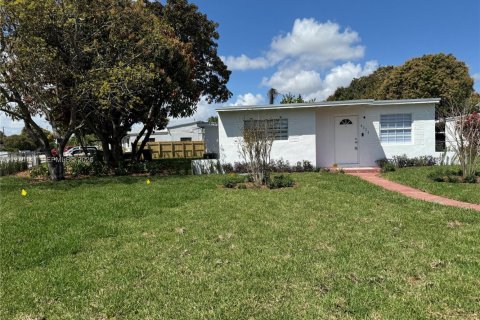 Casa en venta en Hialeah, Florida, 4 dormitorios, 121.42 m2 № 2046571 - foto 2