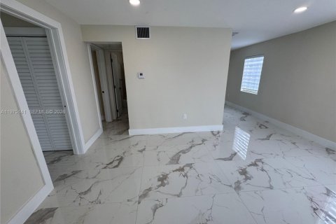 Casa en venta en Hialeah, Florida, 4 dormitorios, 121.42 m2 № 2046571 - foto 7
