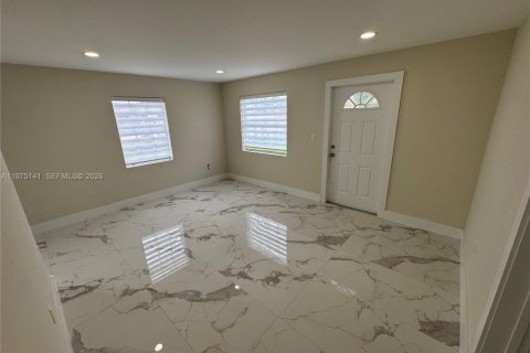Casa en venta en Hialeah, Florida, 4 dormitorios, 121.42 m2 № 2046571 - foto 4
