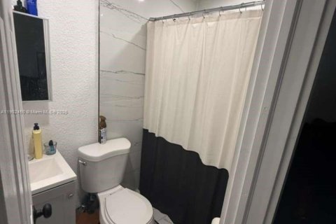 House in North Miami, Florida 1 bedroom, 175.4 sq.m. № 1953868 - photo 4