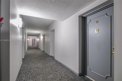 Condominio en venta en Lauderhill, Florida, 1 dormitorio, 86.21 m2 № 2002615 - foto 20