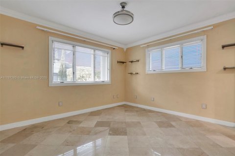 House in Miami Lakes, Florida 5 bedrooms, 331.57 sq.m. № 1862957 - photo 14