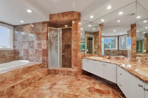 House in Miami Lakes, Florida 5 bedrooms, 331.57 sq.m. № 1862957 - photo 28