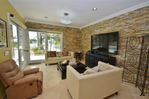 House in Miami Lakes, Florida 5 bedrooms, 331.57 sq.m. № 1862957 - photo 6