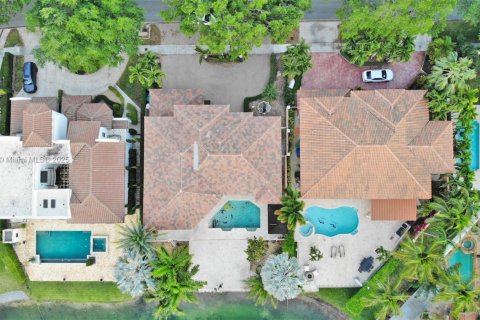 House in Miami Lakes, Florida 5 bedrooms, 331.57 sq.m. № 1862957 - photo 22