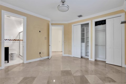House in Miami Lakes, Florida 5 bedrooms, 331.57 sq.m. № 1862957 - photo 15