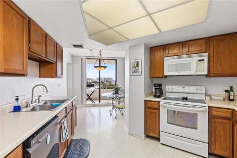 Condo in Gulfport, Florida, 2 bedrooms  № 2115982 - photo 14