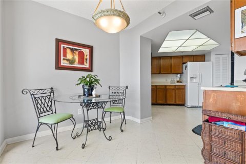Condo in Gulfport, Florida, 2 bedrooms  № 2115982 - photo 13
