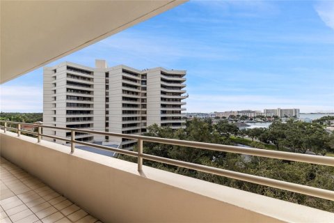Condo in Gulfport, Florida, 2 bedrooms  № 2115982 - photo 18