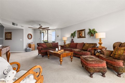 Condo in Gulfport, Florida, 2 bedrooms  № 2115982 - photo 12