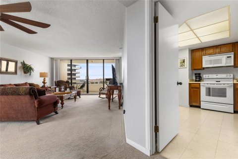 Condo in Gulfport, Florida, 2 bedrooms  № 2115982 - photo 9