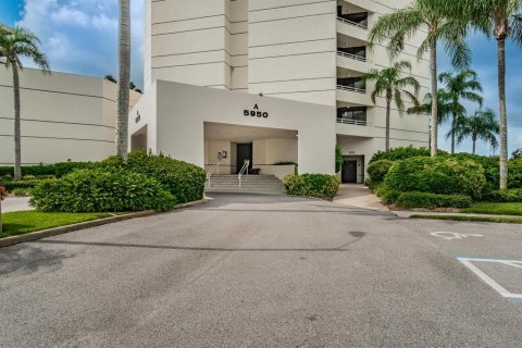 Condo in Gulfport, Florida, 2 bedrooms  № 2115982 - photo 3