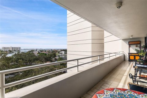 Condo in Gulfport, Florida, 2 bedrooms  № 2115982 - photo 17