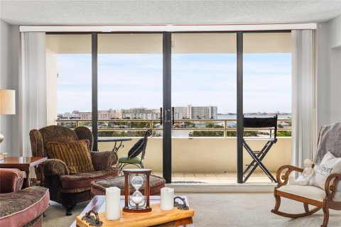 Condo in Gulfport, Florida, 2 bedrooms  № 2115982 - photo 11