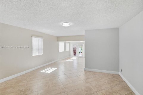 Adosado en venta en Hialeah, Florida, 2 dormitorios, 116.13 m2 № 1948481 - foto 10
