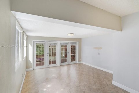 Adosado en venta en Hialeah, Florida, 2 dormitorios, 116.13 m2 № 1948481 - foto 15