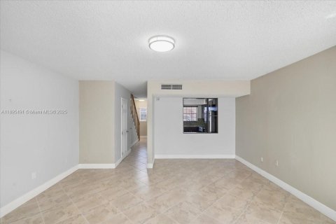 Adosado en venta en Hialeah, Florida, 2 dormitorios, 116.13 m2 № 1948481 - foto 13