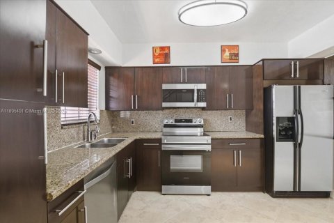 Adosado en venta en Hialeah, Florida, 2 dormitorios, 116.13 m2 № 1948481 - foto 5