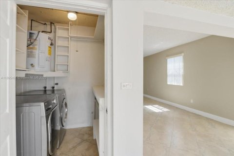 Adosado en venta en Hialeah, Florida, 2 dormitorios, 116.13 m2 № 1948481 - foto 20