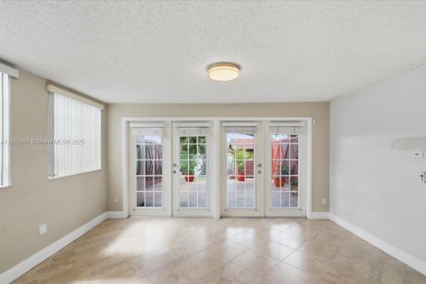 Adosado en venta en Hialeah, Florida, 2 dormitorios, 116.13 m2 № 1948481 - foto 16