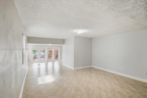 Adosado en venta en Hialeah, Florida, 2 dormitorios, 116.13 m2 № 1948481 - foto 11