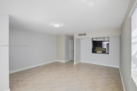 Adosado en venta en Hialeah, Florida, 2 dormitorios, 116.13 m2 № 1948481 - foto 14