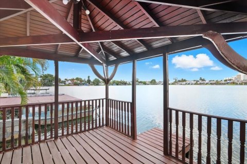 Adosado en venta en Hialeah, Florida, 2 dormitorios, 116.13 m2 № 1948481 - foto 1