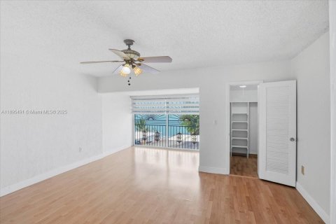 Adosado en venta en Hialeah, Florida, 2 dormitorios, 116.13 m2 № 1948481 - foto 27