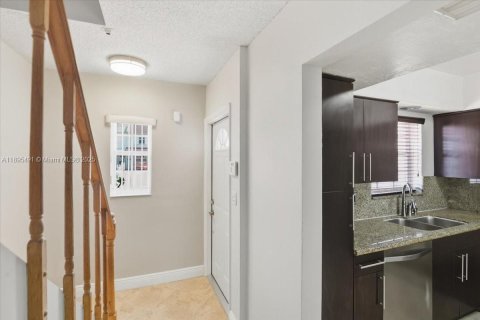Adosado en venta en Hialeah, Florida, 2 dormitorios, 116.13 m2 № 1948481 - foto 9