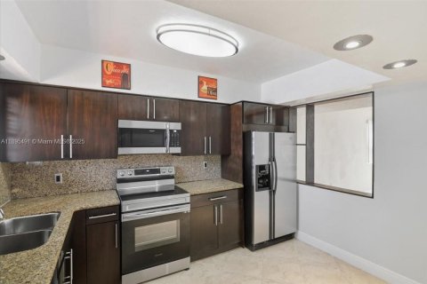 Adosado en venta en Hialeah, Florida, 2 dormitorios, 116.13 m2 № 1948481 - foto 6