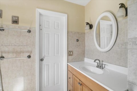 Adosado en venta en Hialeah, Florida, 2 dormitorios, 116.13 m2 № 1948481 - foto 25