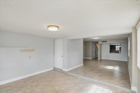 Adosado en venta en Hialeah, Florida, 2 dormitorios, 116.13 m2 № 1948481 - foto 17