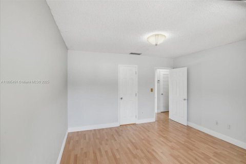 Adosado en venta en Hialeah, Florida, 2 dormitorios, 116.13 m2 № 1948481 - foto 24