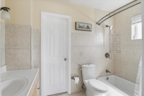 Adosado en venta en Hialeah, Florida, 2 dormitorios, 116.13 m2 № 1948481 - foto 26