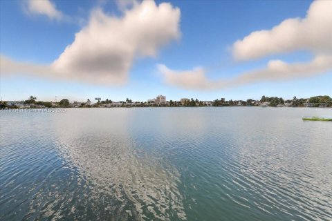 Adosado en venta en Hialeah, Florida, 2 dormitorios, 116.13 m2 № 1948481 - foto 3