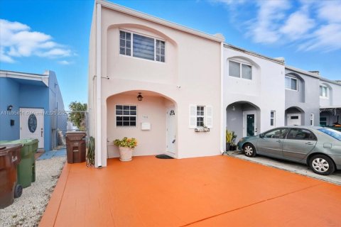Adosado en venta en Hialeah, Florida, 2 dormitorios, 116.13 m2 № 1948481 - foto 4