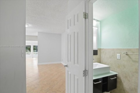 Adosado en venta en Hialeah, Florida, 2 dormitorios, 116.13 m2 № 1948481 - foto 18
