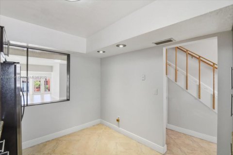 Adosado en venta en Hialeah, Florida, 2 dormitorios, 116.13 m2 № 1948481 - foto 8
