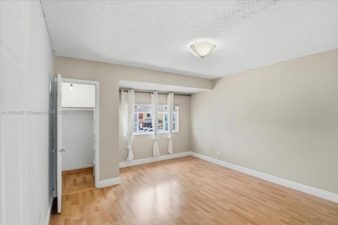 Adosado en venta en Hialeah, Florida, 2 dormitorios, 116.13 m2 № 1948481 - foto 22