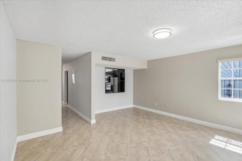 Adosado en venta en Hialeah, Florida, 2 dormitorios, 116.13 m2 № 1948481 - foto 12