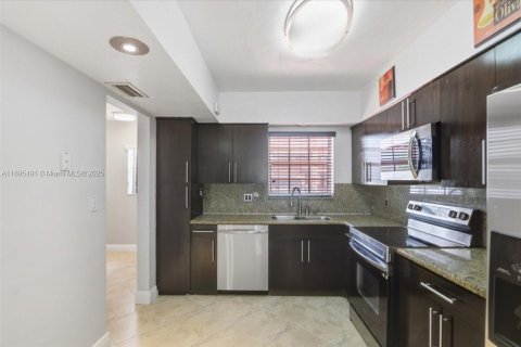 Adosado en venta en Hialeah, Florida, 2 dormitorios, 116.13 m2 № 1948481 - foto 7