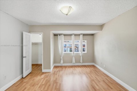 Adosado en venta en Hialeah, Florida, 2 dormitorios, 116.13 m2 № 1948481 - foto 23