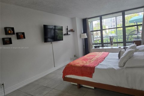 Condo in Hallandale Beach, Florida, 2 bedrooms  № 1816386 - photo 11
