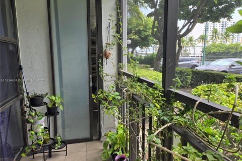 Condo in Hallandale Beach, Florida, 2 bedrooms  № 1816386 - photo 17