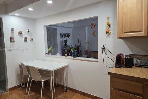Condo in Hallandale Beach, Florida, 2 bedrooms  № 1816386 - photo 9