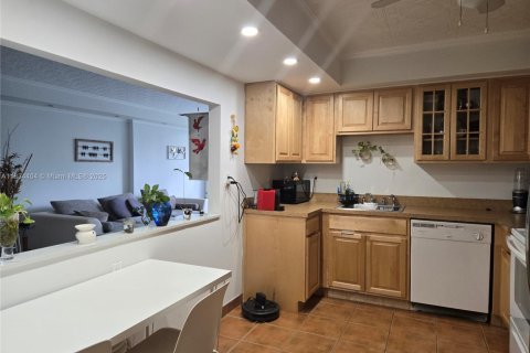Condo in Hallandale Beach, Florida, 2 bedrooms  № 1816386 - photo 8