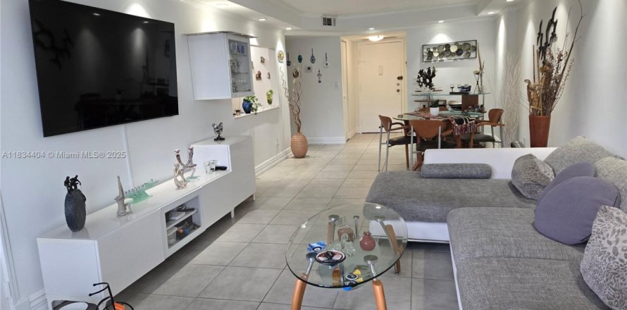 Condo in Hallandale Beach, Florida, 2 bedrooms № 1816386