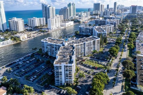 Condo in Hallandale Beach, Florida, 2 bedrooms  № 1816386 - photo 20