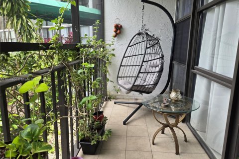 Condo in Hallandale Beach, Florida, 2 bedrooms  № 1816386 - photo 16
