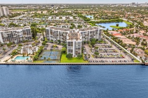 Condo in Hallandale Beach, Florida, 2 bedrooms  № 1816386 - photo 18